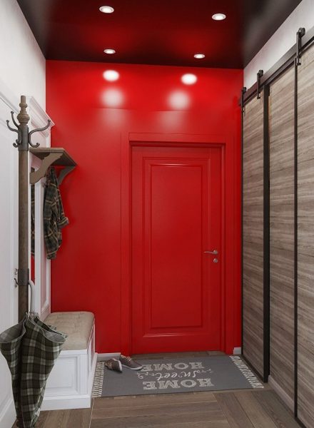 Красная стена с дверью в интерьере гостиной