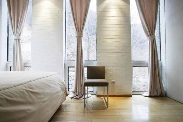 chic-bedroom-idea-window-treatments-curtain-drapes-valance-blinds