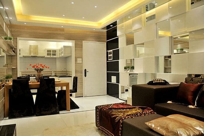 Большая и просторная комната с совмещенными кухней столовой и гостиной 