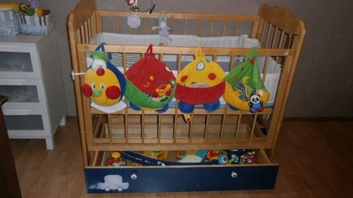 Детская кровать с встроенными нижними ящиками для белья 