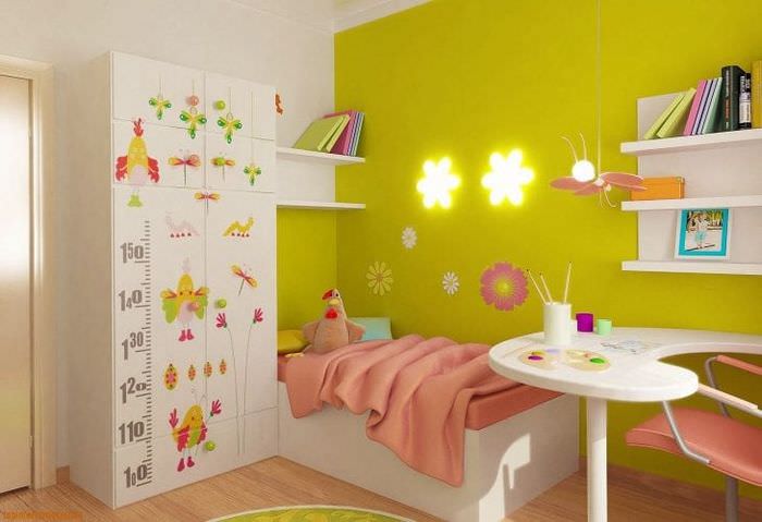 Современный дизайн детской комнаты для малыша с яркими обоями 