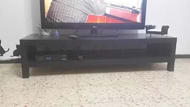 Темная стильная тумба под телевизор для декора комнаты 