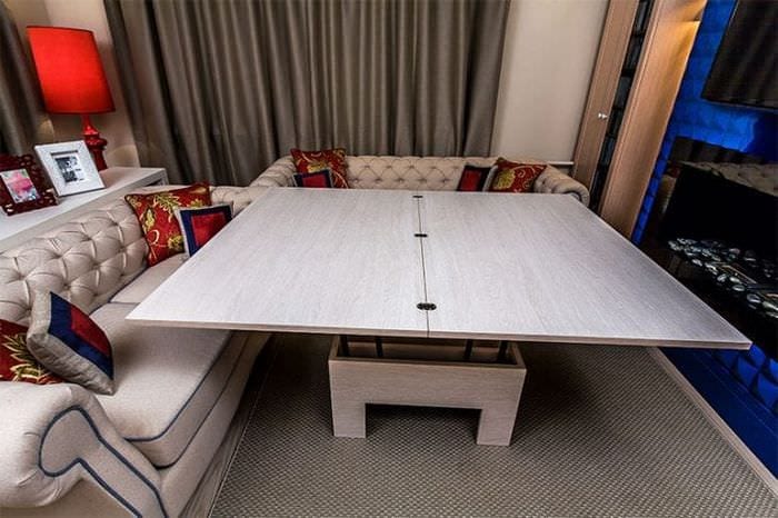 Уютная гостиная со столом – трансформером и мягким ковром 