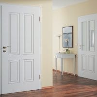 белые двери в интерьере с оттенком шоколадного фото