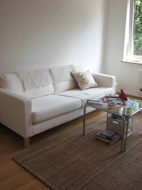 белый диван в дизайне спальни