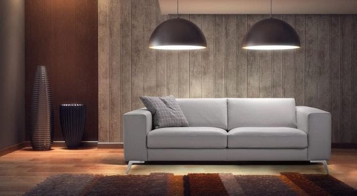 светлый диван в интерьере квартиры