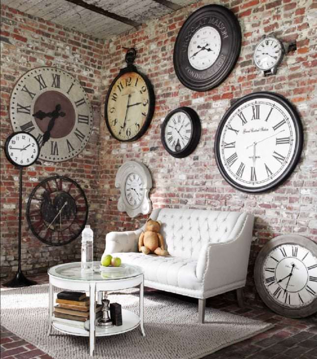 металлические часы в коридоре в стиле минимализм
