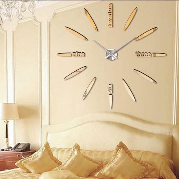 металлические часы в гостиной в стиле эко