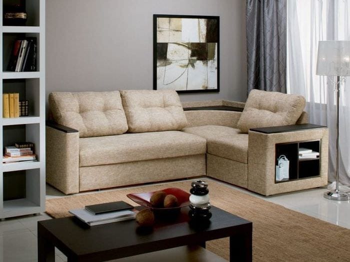 светлый угловой диван в интерьере квартиры