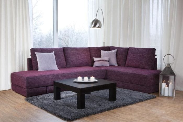 темный угловой диван в дизайне гостиной
