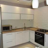 яркий дизайн белой кухни с оттенком бежевого фото