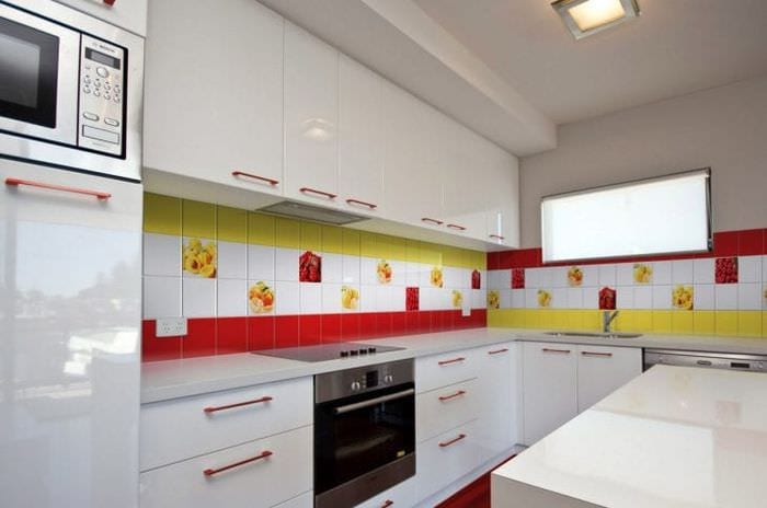 светлый фартук из плитки большого формата с изображением в интерьере кухни