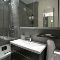 светлый интерьер ванной комнаты с душем в светлых тонах фото