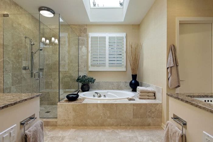 светлый интерьер ванной комнаты с душем в светлых тонах