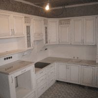 светлый интерьер белой кухни с оттенком серого картинка