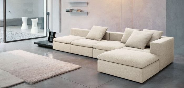 темный угловой диван в дизайне спальни