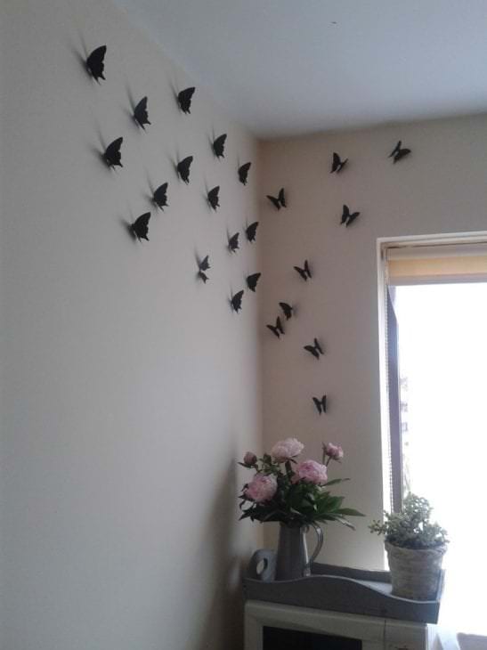 необычные бабочки в декоре коридора