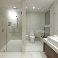 необычный интерьер ванной комнаты с душем в светлых тонах картинка