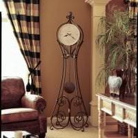 деревянные часы в гостиной в стиле кантри фото
