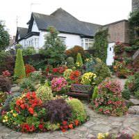 необычный ландшафтный декор сада в английском стиле с цветами фото