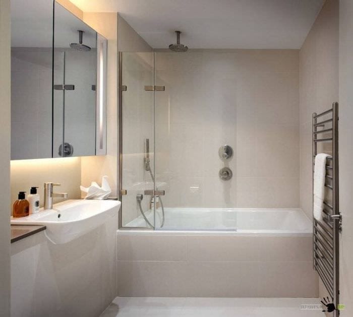 необычный дизайн ванной комнаты с душем в темных тонах