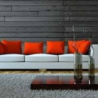 яркий диван в дизайне комнаты картинка