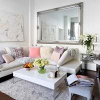 белый диван в дизайне комнаты картинка