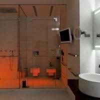 яркий дизайн ванной комнаты с душем в светлых тонах фото