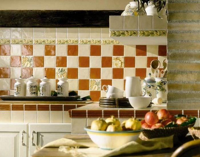 яркий фартук из плитки стандартного формата с изображением в интерьере кухни