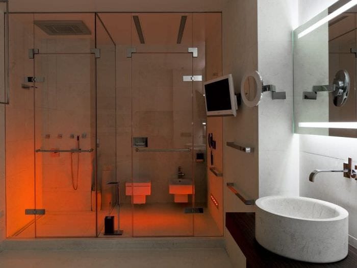 яркий стиль ванной комнаты с душем в ярких тонах