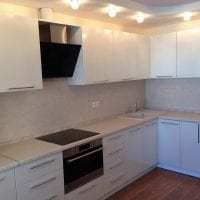 светлый дизайн белой кухни с оттенком песочного картинка