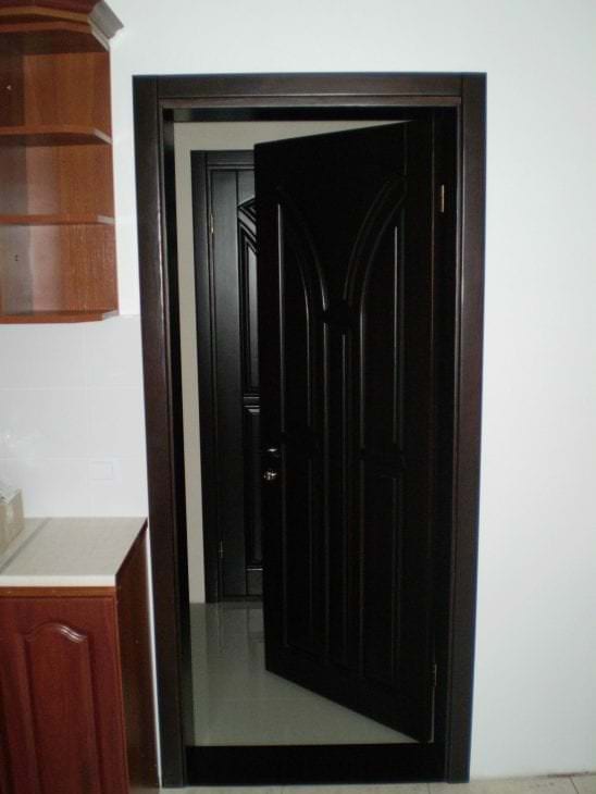 темные двери в интерьере гостиной из сосны