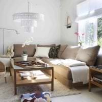 светлый угловой диван в дизайне гостиной картинка