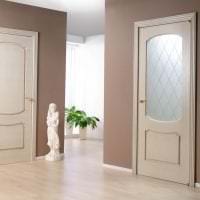 белые двери в дизайне с оттенком алого фото