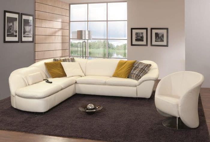 яркий диван в дизайне квартиры