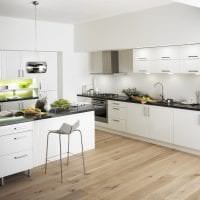 светлый дизайн белой кухни с оттенком бежевого фото
