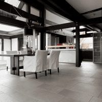 яркий интерьер кухни в черно белом цвете картинка