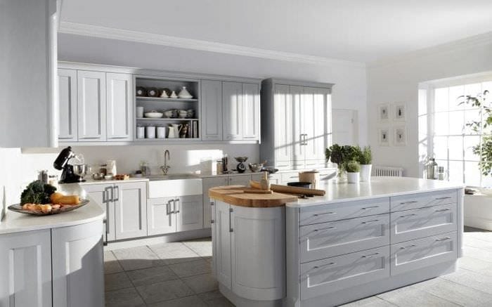 светлый дизайн белой кухни с оттенком серого