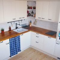 яркий интерьер белой кухни с оттенком голубого картинка