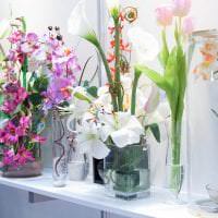 искусственные цветы в декоре гостиной фото