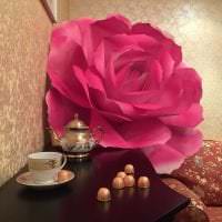 розовые бумажные цветы в интерьере зала картинка