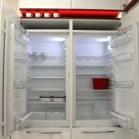 большой холодильник в интерьере кухни в светлом цвете картинка