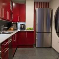 небольшой холодильник в дизайне кухни в разноцветном цвете фото