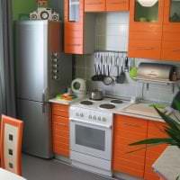 большой холодильник в дизайне кухни в темном цвете фото