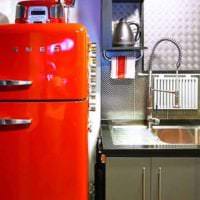 небольшой холодильник в интерьере кухни в разноцветном цвете картинка
