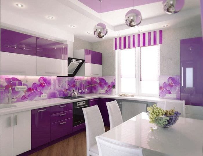 светлый декор кухни в фиолетовом оттенке