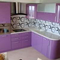 светлый декор кухни в фиолетовом оттенке фото