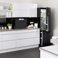 небольшой холодильник в декоре кухни в темном цвете фото