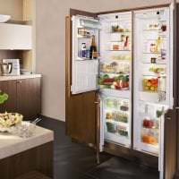 большой холодильник в интерьере кухни в разноцветном цвете картинка