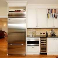 небольшой холодильник в декоре кухни в сером цвете картинка